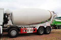中国重汽 HOWO 380马力 8X4 混凝土搅拌车(亚特重工牌)(TZ5317GJBZN6D)