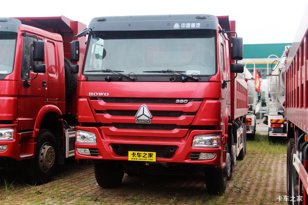 中国重汽 HOWO重卡 380马力 8X4 8.2米自卸车(ZZ3317N4667D1)