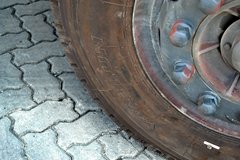 东风商用车 天龙重卡 220马力 6X2 9.7米厢式载货车(DFC5203XXYA2)
