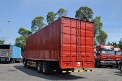 东风柳汽 乘龙M5重卡 280马力 8X4 8.2米厢式载货车(LZ5311JSQQELA)