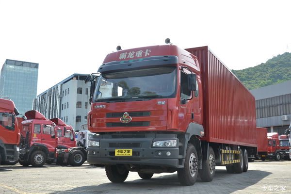 东风柳汽 乘龙M5重卡 280马力 8X4 8.2米厢式载货车(LZ5311JSQQELA)