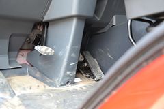 东风柳汽 乘龙M5重卡 280马力 8X4 8.2米厢式载货车(LZ5311JSQQELA)