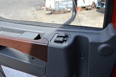 东风柳汽 乘龙M5重卡 280马力 8X4 8.2米厢式载货车(LZ5311JSQQELA)