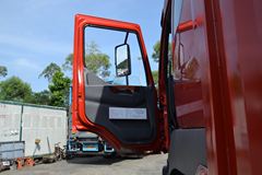 东风柳汽 乘龙M5重卡 280马力 8X4 8.2米厢式载货车(LZ5311JSQQELA)