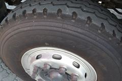 东风柳汽 乘龙M5重卡 280马力 8X4 8.2米厢式载货车(LZ5311JSQQELA)