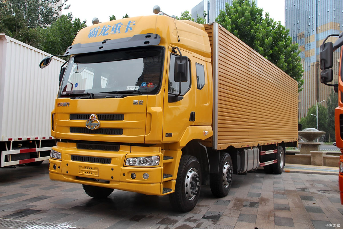 东风柳汽 乘龙M5重卡 245马力 6X2 9.6米排半厢式载货车