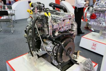 五十铃4J系列&nbsp;发动机外观                                                图片