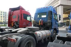 福田 欧曼ETX 5系重卡 336马力 4X2 LNG牵引车(BJ4182SLFCA-XA)