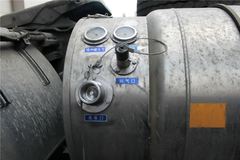 福田 欧曼ETX 5系重卡 336马力 4X2 LNG牵引车(BJ4182SLFCA-XA)
