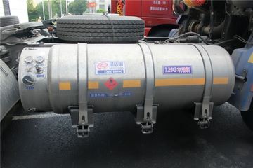 福田 欧曼ETX 5系重卡 336马力 4X2 LNG牵引车(BJ4182SLFCA-XA)底盘图片