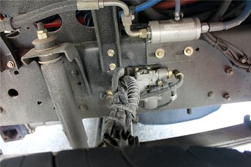 福田 欧曼ETX 5系重卡 336马力 4X2 LNG牵引车(BJ4182SLFCA-XA)底盘图片