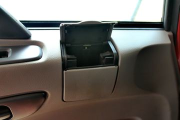 东风商用车 天龙重卡 385马力 6X4危化品运输牵引车(DFL4251A16)驾驶室图片