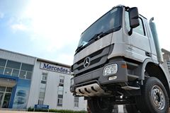 奔驰 Actros重卡 408马力 8X4载货车(型号4141底盘)