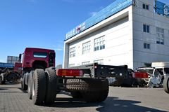 中国重汽 HOWO重卡 340马力 8X4自卸车底盘(ZZ5437N4667D1)