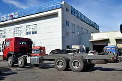 中国重汽 HOWO重卡 340马力 8X4自卸车底盘(ZZ5437N4667D1)