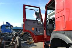 中国重汽 HOWO重卡 340马力 8X4自卸车底盘(ZZ5437N4667D1)