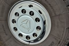 中国重汽 HOWO重卡 340马力 8X4自卸车底盘(ZZ5437N4667D1)