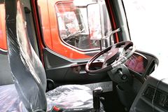 东风柳汽 乘龙M5重卡 290马力 8X4 9.6米仓栅式载货车底盘(LZ5312CSQEL)