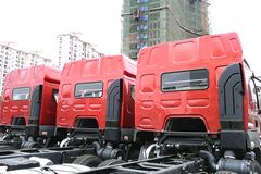 东风柳汽 乘龙M5重卡 310马力 8X4 9.6米仓栅式载货车底盘(LZ5312CSQEL)