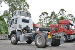 中国重汽 金王子重卡 300马力 4X2牵引车(半高顶)(ZZ4181M3611D1)