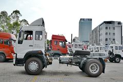中国重汽 金王子重卡 300马力 4X2牵引车(半高顶)(ZZ4181M3611D1)