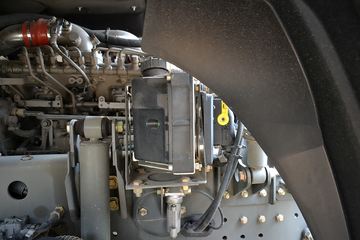 中国重汽 新黄河C5B中卡 220马力 4X2牵引车(ZZ4184K3616D1)底盘图片