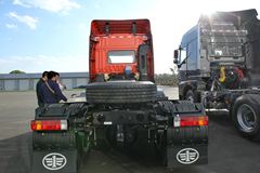 青岛解放 悍V重卡 350马力 6X2牵引车(CA4227P1K15T3E4A80)