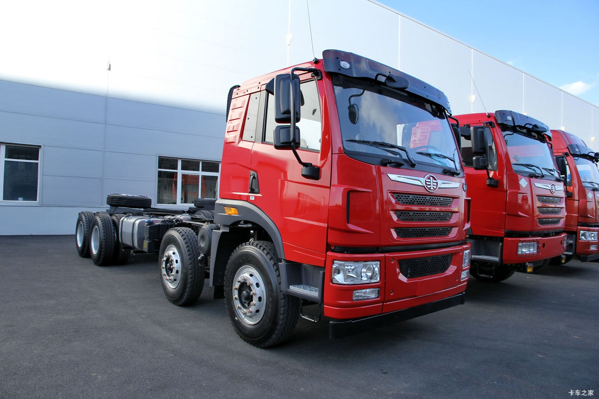 青岛解放 悍V重卡 290马力 8X4 6.8米LNG自卸车