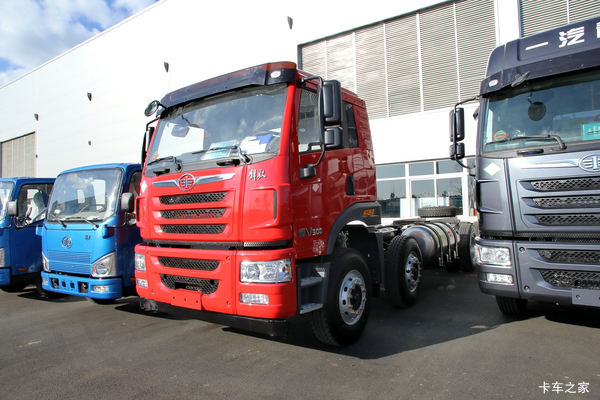 青岛解放 悍V重卡 300马力 8X4 6.8米LNG自卸车底盘(CA3310P1K15L3T4NE5A80)