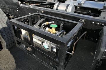 �ൺ��� ��V�ؿ� 300���� 8X4 6.8��LNG��ж������(CA3310P1K15L3T4NE5A80)ͼƬ