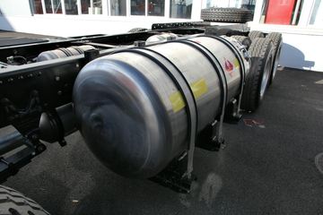 �ൺ��� ��V�ؿ� 300���� 8X4 6.8��LNG��ж������(CA3310P1K15L3T4NE5A80)ͼƬ