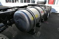 青岛解放 悍V重卡 300马力 8X4 6.8米LNG自卸车底盘(CA3310P1K15L3T4NE5A80)