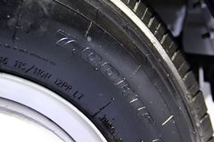 四川现代 瑞越 100马力 3.9米排半栏板轻卡(CNJ1040ZP33M)