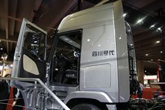 四川现代 创虎XCIENTP410重卡 轻量化版 410马力 6X2牵引车(CHM4250KPQ50M)