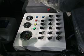 东风柳汽底盘&nbsp;扫路车驾驶室图片