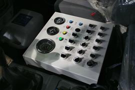 东风柳汽底盘&nbsp;扫路车驾驶室图片