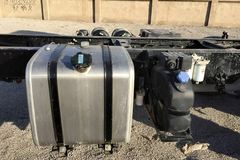 东风特商 重卡 210马力 6X2 8.6米栏板载货车(EQ1253GF)