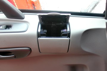 东风商用车 天龙重卡 315马力 8X4 9.6米载货车(DFL1311A10)驾驶室图片