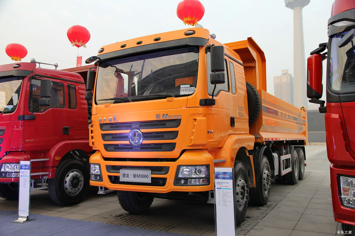 陕汽重卡 德龙新M3000 336马力 8X4 7.4米自卸车