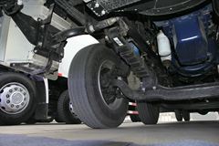 陕汽重卡 德龙新M3000 245马力 6X2 9.6米厢式载货车(SX5256XXYMK549)