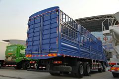 陕汽康明斯 德龙X3000 345马力 8X4 9.5米仓栅式载货车(SX5316CCY4V456)