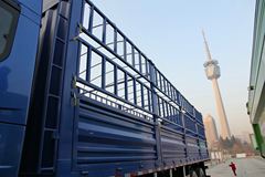 陕汽康明斯 德龙X3000 345马力 8X4 9.5米仓栅式载货车(SX5316CCY4V456)