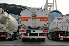 陕汽重卡 德龙新M3000 290马力 8X4 油罐车(SX5316GYYGM456)
