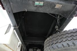 德龙新M3000 油罐车底盘图片