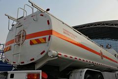 陕汽重卡 德龙新M3000 290马力 8X4 油罐车(SX5316GYYGM456)