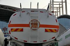 陕汽重卡 德龙新M3000 290马力 8X4 油罐车(SX5316GYYGM456)