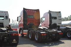 中国重汽 HOWO T7H重卡 440马力 6X2牵引车(九气囊)(ZZ4257V323HD1)