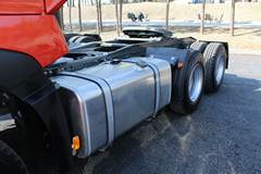 中国重汽 HOWO T7H重卡 440马力 6X2牵引车(九气囊)(ZZ4257V323HD1)