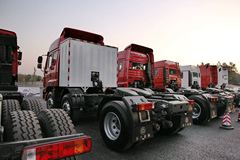 中国重汽 豪瀚J7B重卡 380马力 6X2 LNG牵引车(ZZ4255N27C6E1L)