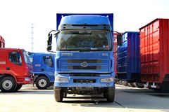 东风柳汽 乘龙M3中卡 220马力 6X2 9.6米厢式载货车(LZ5250XXYRCMA)